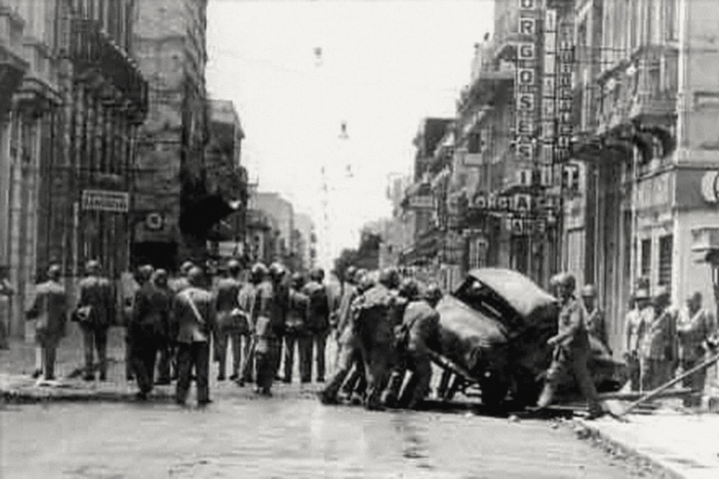 Barricata durante i Fatti di Reggio, 1970 — via del centro con un'auto ribaltata